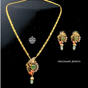 Pendentif et boucles d'oreilles vintage en or avec motif d'oiseau volant pour bijoux de mariage - Product Image 2