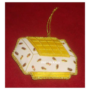 Artículos de Decoración para Árboles de Navidad con Diseño Único Hecho a Mano, Forma Rectangular, Bordado Zari y Cuentas - Product Image 1