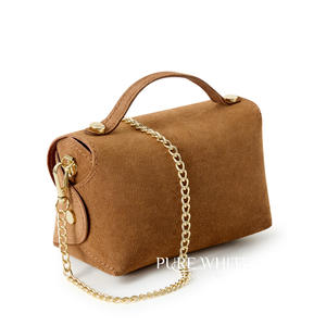 Bolso cruzado mini estructurado de ante italiano premium con cadena dorada y cierre giratorio – Hecho a mano en Italia – PS657 - Product Image 3