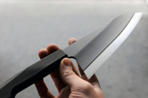 Couteau de chef OEM de qualité supérieure personnalisé en gros couteau utilitaire de cuisine forgé à la main en acier au carbone pour les chefs avec étui en cuir - Product Image 4