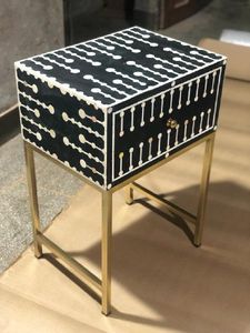 Table de chevet artisanale en incrustation d'os avec tiroirs Table de chevet élégante avec incrustation florale complexe par Artisan Craft - Product Image 4