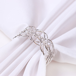 Los modernos anillos para servilletas de acero inoxidable realzan la estética de la mesa sin dominar el decorado general. - Product Image 3