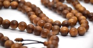 Mala tendance en bois de santal de 10 mm en vrac pour le yoga - Product Image 2