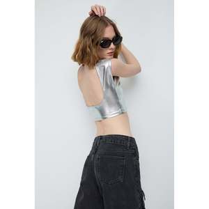 Crop top basique avec dos brillant, design décontracté de longueur courte, logo sur le devant - Product Image 2