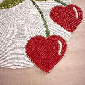 Ensemble de sets de table et de sous-verres en tricot perlé rouge à motifs floraux, écologiques, pour la décoration de table, fabriqués à la main par des exportateurs indiens - Product Image 3