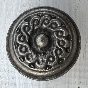 Rondelle en fer ronde contemporaine et bouton décoratif en métal pour la décoration intérieure - Product Image 1