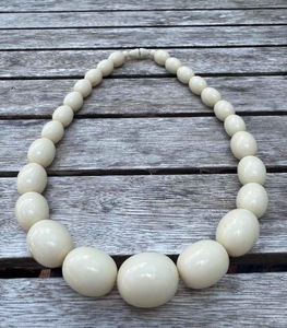 Collier en résine, accessoire de bijouterie audacieux et accrocheur pour les amateurs de mode moderne, haute qualité - Product Image 6