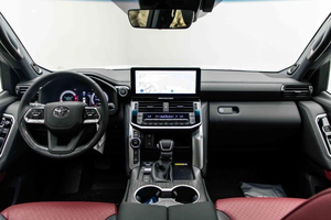 Prix Spécial Promotionnel 2025 Toyota Land Cruiser VXR 3.3L - Attitude Noir Intérieur Noir & Rouge Foncé - Product Image 2