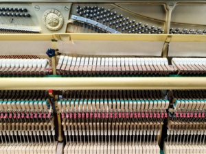 เปียโนยามาฮ่า W102B คุณภาพญี่ปุ่น 88 คีย์ แบบตั้งตรง สำหรับมืออาชีพ เสียงใสทรงพลัง พร้อมสำหรับการแสดงบนเวที ดีไซน์คลาสสิก - Product Image 4