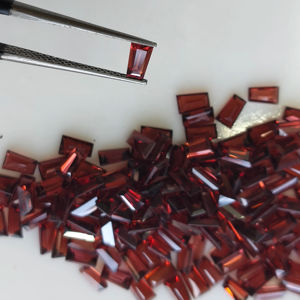 ขนาด2.5X3X5มม. เรียวโกเมนสีแดงตัดอัญมณีธรรมชาติสำหรับทำเครื่องประดับ - Product Image 1