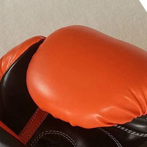 Gants d'entraînement de boxe et de MMA en cuir de vachette professionnel avec logo personnalisé OEM Gants en PU de haute qualité de 8oz en cuir de vachette doré - Product Image 5