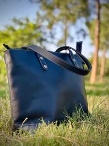 Sac fourre-tout personnalisé pour femmes LTB-0079 un sac à main en cuir véritable au design unique et de luxe avec logo personnalisé, de grande taille pour un usage quotidien - Product Image 4