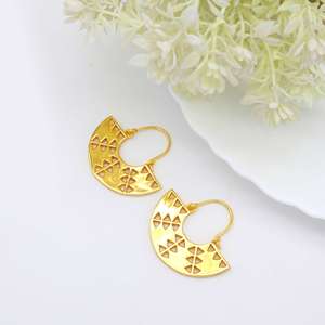 Venta al por mayor personalizado estilo minimalista latón Material acabado medio círculo diseño de aro pendientes para mujeres chapado en oro étnico hecho a mano - Product Image 3