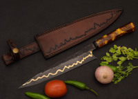 Couteau de cuisine à lame gravée en laiton en acier au carbone fait à la main couteau utilitaire poignée en résine combinée avec gaine.