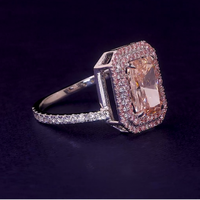 Anillo de compromiso de diamante Rosa elegante de corte brillante Diseño personalizado Ajuste de punta de oro rosa de 18 quilates Diamante cultivado en laboratorio Tercero