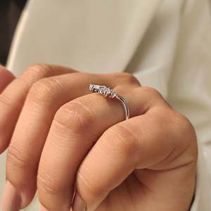Anillo de Boda Curvo en Forma de U con Diamantes Marquise y Redondos, Elegantes Anillos de Diamantes para Bodas - Product Image 6
