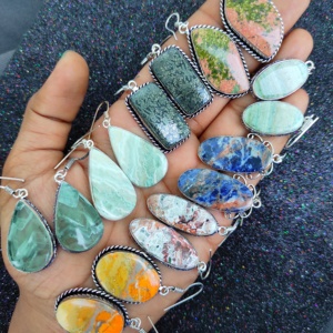 Pendientes colgantes de piedras preciosas de nuevo diseño al por mayor, piedras preciosas chapadas en oro, mezcla de formas, piedras preciosas curativas, pendientes de moda para regalo - Product Image 3