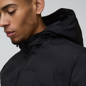 Chaqueta acolchada gruesa con aislamiento térmico, diseñada para protección en invierno al aire libre, con relleno suave y tejido transpirable. - Product Image 2