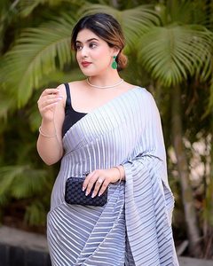 Chinnon imprimé multicolore de créateur indien élégant de Bollywood Crush Sari dernier sari exclusif pour une tenue de fête chic au look ethnique - Product Image 3