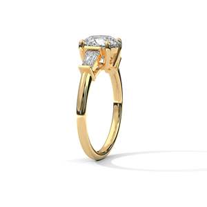 Elegante Anillo de Compromiso con 3 Diamantes de Laboratorio, Corte Redondo con Detalles en Baguette, Disponible en Oro de 10K, 14K y 18K y Plata 925 - Product Image 4