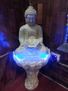 2025 सौर ऊर्जा बुद्धा आउटडोर और उद्यान सजावट के लिए कमल झरना झरना झरने के इनडोर बुद्धा हाथ का पानी
