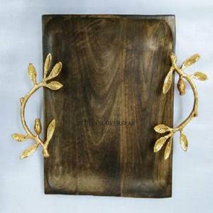 Bandeja para servir artículos de comida con bordes curvos en forma de rectángulo hecho de madera de excelente calidad con mango de Metal de diseñador Floral chapado en oro - Product Image 3