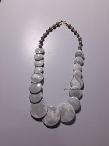 Esencia etérea: un viaje con cuentas de resina Ondas caprichosas: Collar de cuentas de resina hecho a mano Jardines brillantes: Inspirado en la naturaleza - Product Image 4