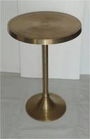 Tables d'appoint et de chevet de luxe durables en aluminium avec finition en laiton martelé pour le mobilier de salon
