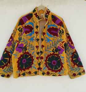 Veste d'hiver bohème en velours floral brodé Suzani, nouveau manteau de créateur, cadeau festif, vêtement décontracté à superposer - Product Image 1