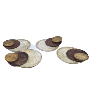 Planche à découper rectangulaire en bois rustique, durable et éco-responsable, fabriquée à la main en couleur bois pour une utilisation en cuisine - Product Image 1