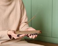 Brûleur d'encens en bois classique de qualité supérieure avec plaque métallique pour une combustion propre et la collecte des cendres, disponible en promotion