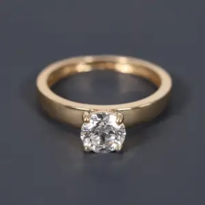 Bague solitaire en or jaune 14 carats accrocheuse avec des diamants ronds de laboratoire taille brillant pour les femmes à la mode