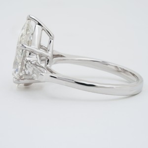 Bague de fiançailles et de mariage en or massif blanc, certifiée IGI, avec trois pierres de diamant de laboratoire de 3,5 carats, taille poire et baguette conique - Product Image 3