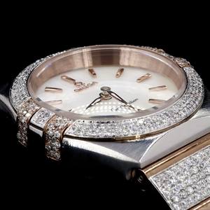 Montre analogique de luxe, cadran blanc avec diamants de laboratoire, bracelet argenté avec bordure en or rose, cadeau idéal pour femme. - Product Image 2