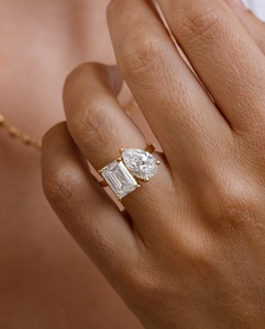 10x7มม. มรกตตัด + 10x7มม. ตัดลูกแพร์เพชรโมอิสซาไนท์แหวน Toi et Moi | หมั้นแต่งงานเจ้าสาว | 925เงิน18K ชุบทอง - Product Image 2