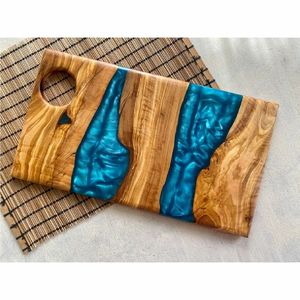 Planche à découper en bois brut avec résine époxy turquoise, plateau de charcuterie en bois écologique, prêt à offrir en cadeau - Product Image 1