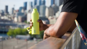 Bouteille à double paroi à goulot étroit MiiR de 23 oz, emballage recyclé pour cadeaux d'affaires - Product Image 6