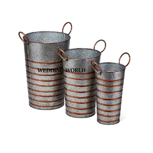 Ensemble de trois jardinières en métal de tailles différentes, élégantes et fantaisistes, faites à la main, pour la maison et le bureau - Product Image 1