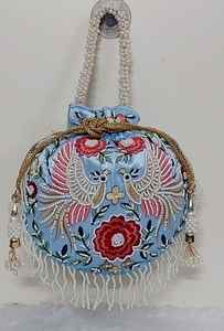 Mini sacs Potli pour femmes de haute qualité à la mode rouge avec décoration perlée et doublure en coton - Product Image 2