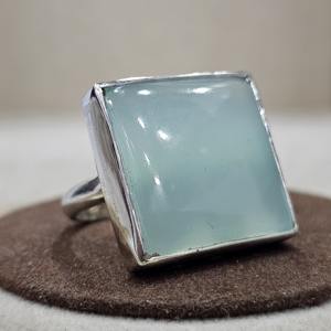 แหวนดีไซน์เก๋จากเยอรมันซิลเวอร์ คุณภาพเยี่ยม ทำด้วยมือ รูปทรงสี่เหลี่ยม ประดับด้วยอะควาแคลซิโดนีและเพชรแบบฝังขอบ - Product Image 3