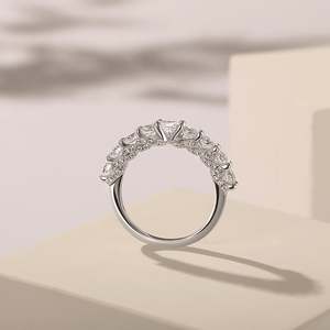 Anillo de Boda Jeulia Clásico con Corte Princesa y Halo Oculto para Mujer - Product Image 4