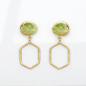 พลอยเพอริดอตหยาบทำด้วยมือต่างหูทรงหยดน้ำชุบทองต่างหูโลหะทรงหกเหลี่ยมสวยงามเครื่องประดับตามต้องการ - Product Image 1
