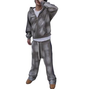 Chándales de dos piezas con cremallera para hombre, chándales de dos piezas con tachuelas acampanadas y tira lateral con estampado de sol y logotipo personalizado de diseño elegante - Product Image 1