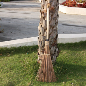 Balai en laiton de noix de coco fait à la main, balai naturel Durable avec manche très solidement bâton de feuille du Vietnam, prix bon marché, vente en gros - Product Image 3