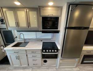 NUEVA OFERTA 2024 LUXURY SE SL27 28FT CLASE C AUTOCARAVANA CON COCINA COMPLETA QUEEN SUITE Y CARACTERÍSTICAS MODERNAS PARA COMODIDAD VIAJES POR CARRETERA - Product Image 3