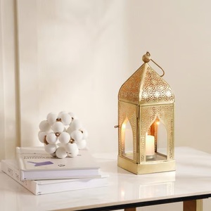 Farol de Metal Dorado de Lujo con Diseño Intrincado de Corte Ondulado, Forma Compacta, Anillo para Colgar, Brillo Cálido de Vela para una Decoración Elegante del Hogar - Product Image 6