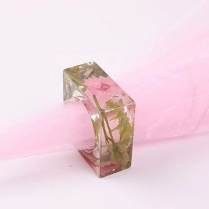 Rond de serviette en résine rose Accessoire de décoration de table élégant pour la maison, le mariage et la fête Pièce décorative chic et moderne élégante - Product Image 1