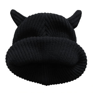 Gorro de Punto de Moda para el Invierno 2026, Color Negro Sólido, 100% Acrílico, con Diseño de Cuernos de Diablo - Product Image 3