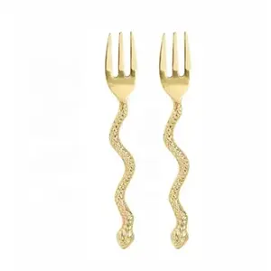 Juego de cubiertos de acero inoxidable vintage con mango de latón dorado, perfecto para accesorios de hotel, hogar y comedor - Product Image 2