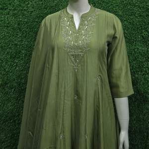 Premium Anarkali Kurti Ensemble avec Diviseur Palazzo Chinon Dupatta Verre Soie Ethnique Pure Khatali Travail Femmes Aarya Couture Vert - Product Image 5